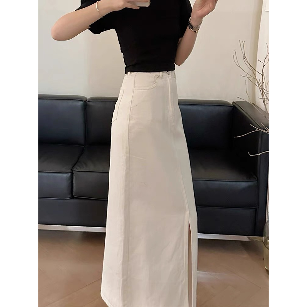 Chân váy jeans xẻ trước Kar dáng dài túi sau thêu