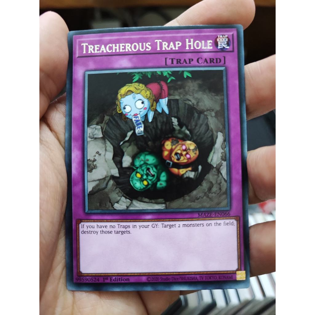 1 lá thẻ bài Treacherous Trap Hole - MAZE-EN066 - Rare 1st Edition