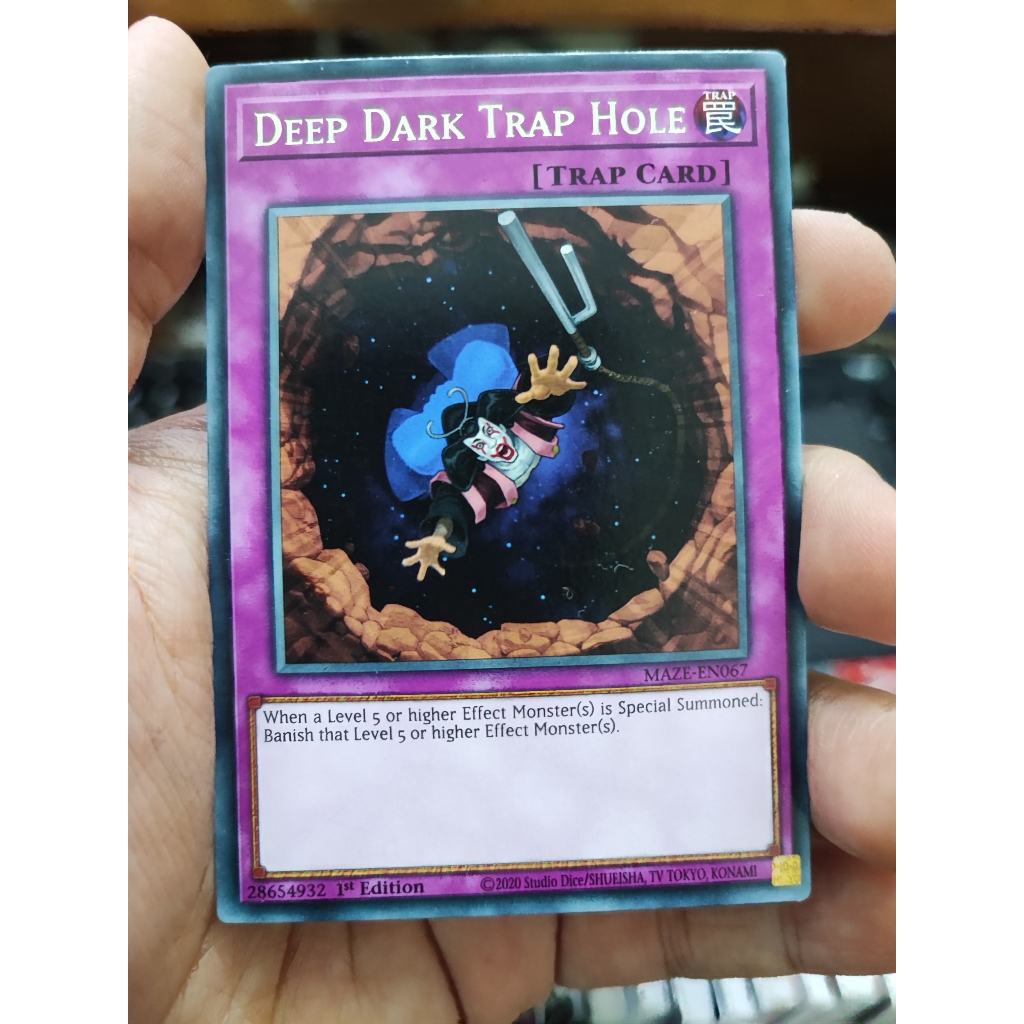 1 lá thẻ bài Deep Dark Trap Hole - MAZE-EN067 - Rare 1st Edition