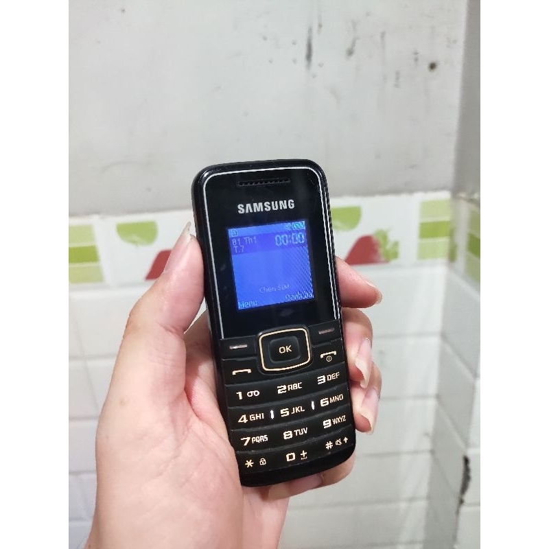Xác điện thoại cũ cổ Samsung E1050 nguyên tem zin, lấy linh kiện, trưng bày