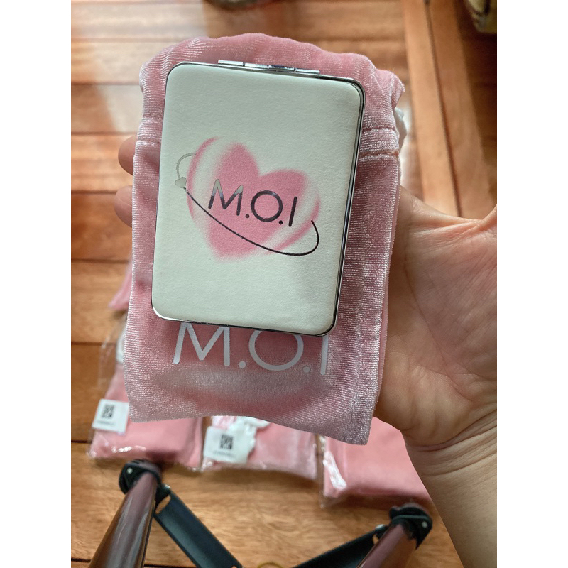 GƯƠNG CẦM TAY MINI . QUÀ TẶNG KHI MUA 1 SON THE STAR BY M.O.I