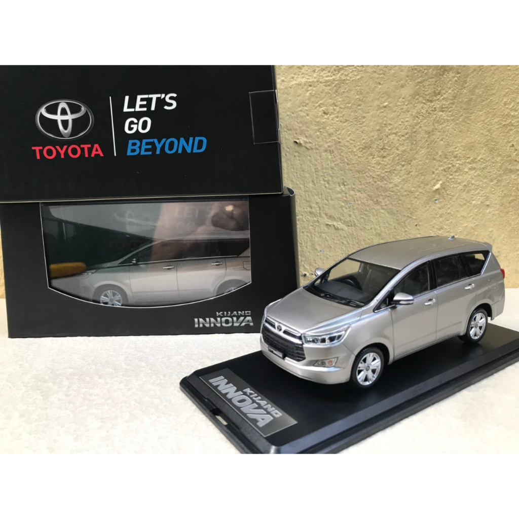 Mô hình xe Toyota INNOVA 2019 - 1:32