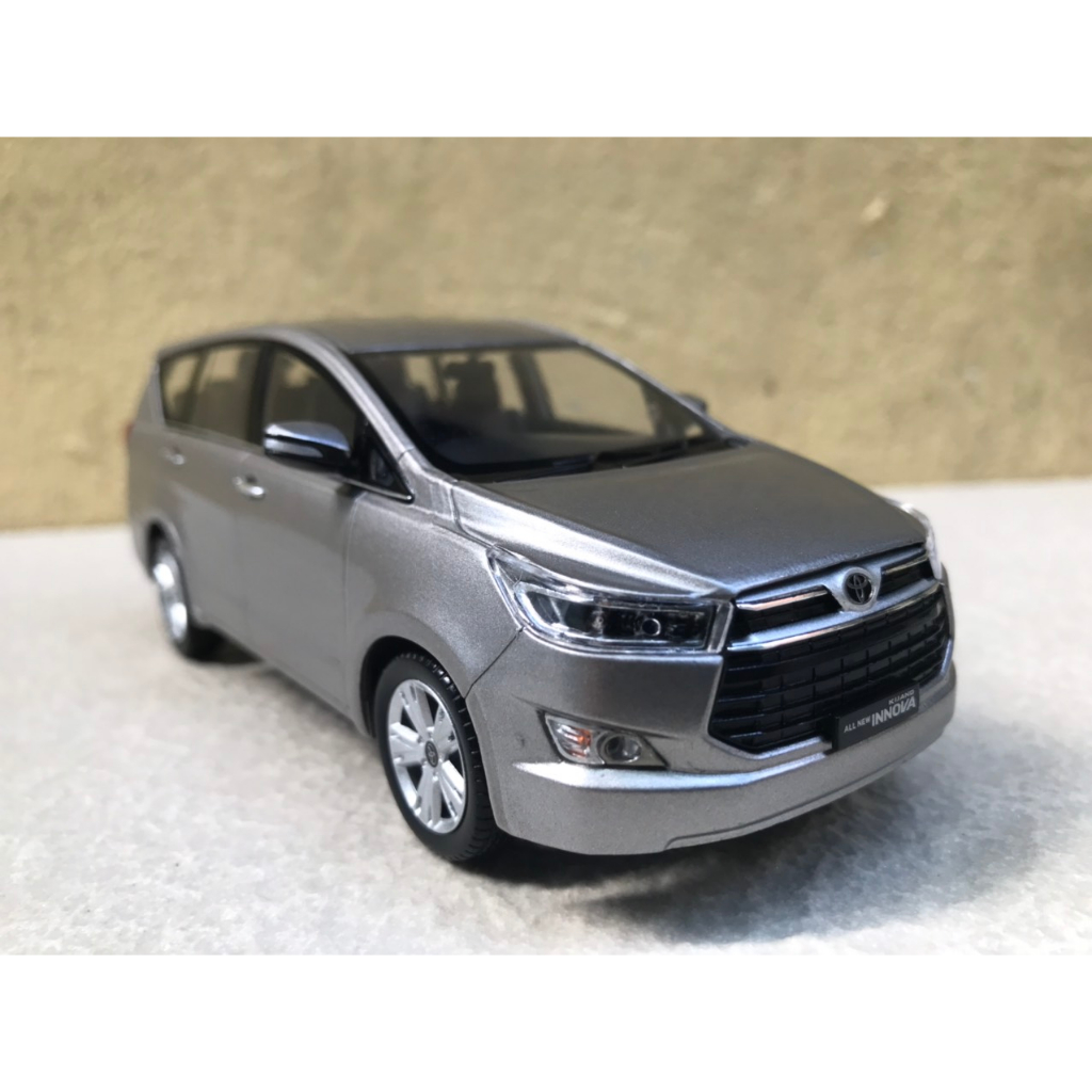 Mô hình xe Toyota INNOVA 2019 - 1:32