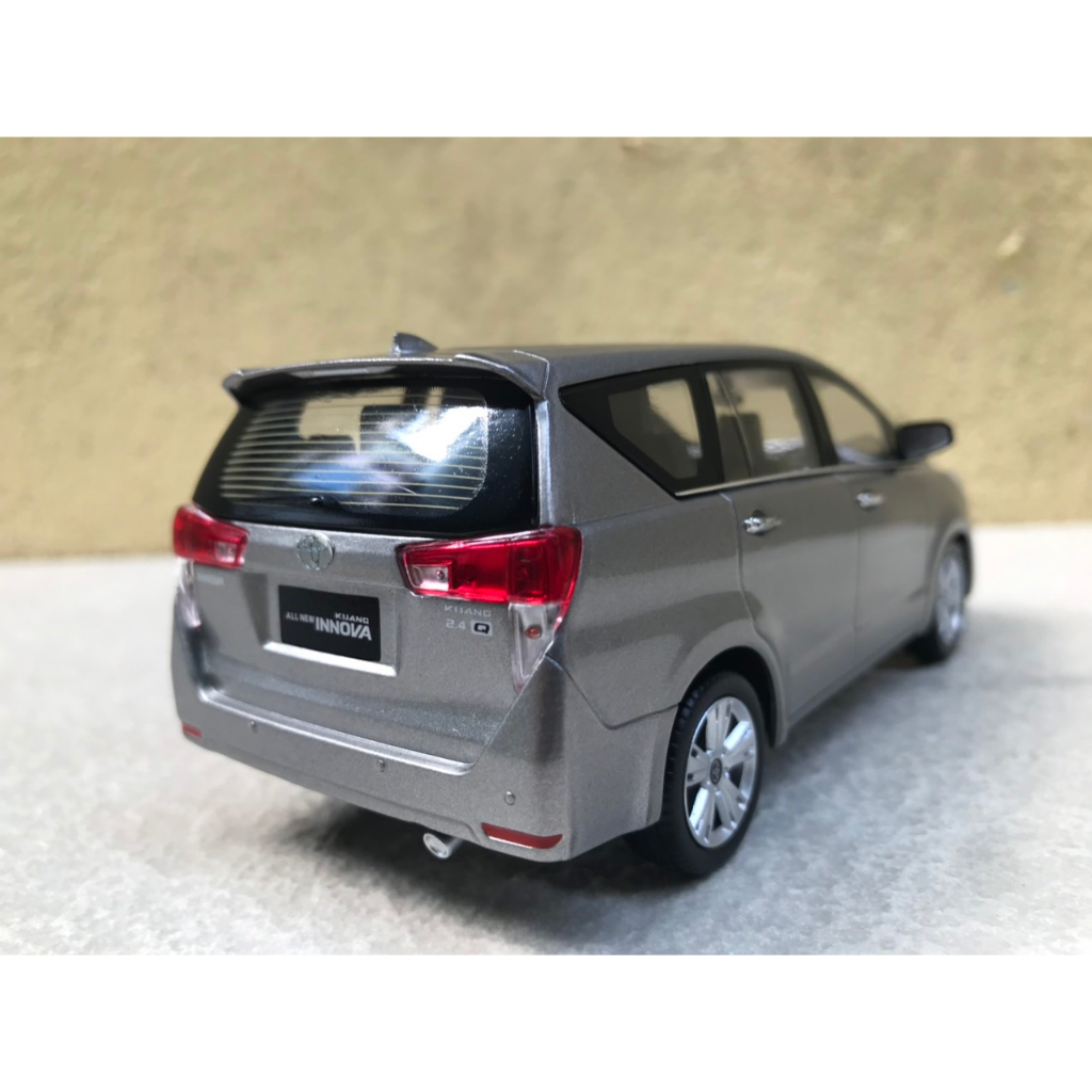 Mô hình xe Toyota INNOVA 2019 - 1:32