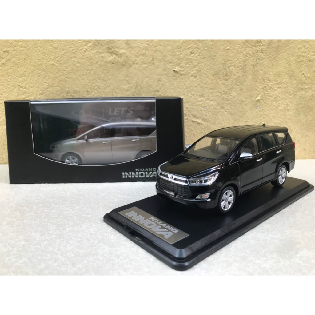 Mô hình xe Toyota INNOVA 2019 - 1:32