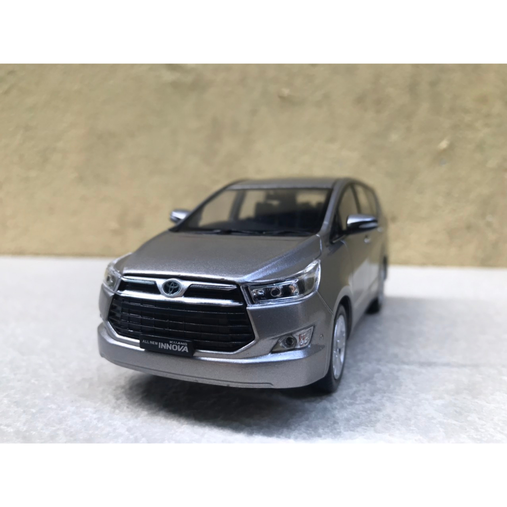 Mô hình xe Toyota INNOVA 2019 - 1:32