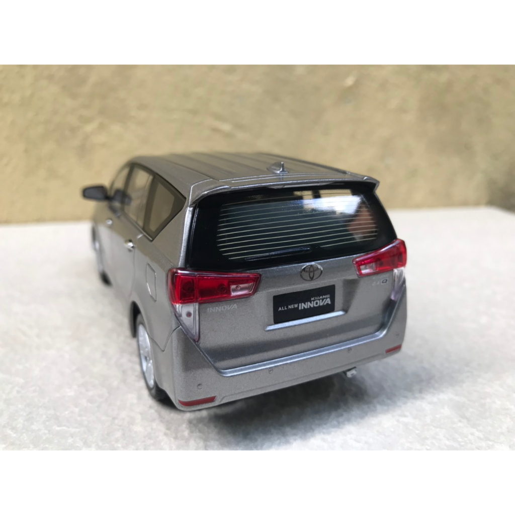 Mô hình xe Toyota INNOVA 2019 - 1:32