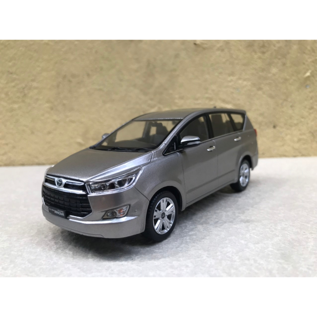 Mô hình xe Toyota INNOVA 2019 - 1:32