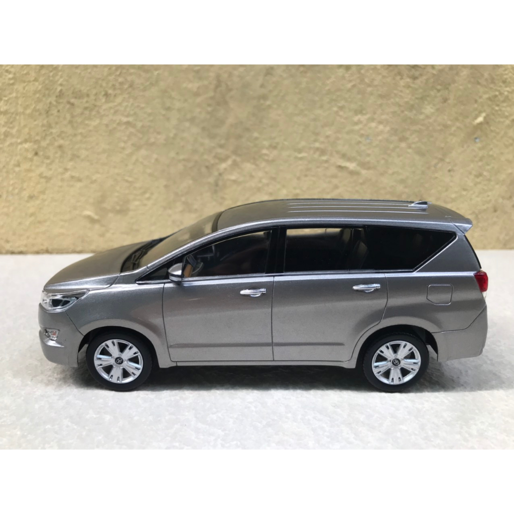 Mô hình xe Toyota INNOVA 2019 - 1:32