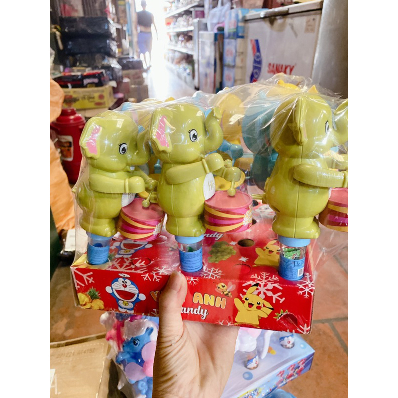 vỉ 9 cây kẹo xê kèm chú voi gõ trống chạy cót