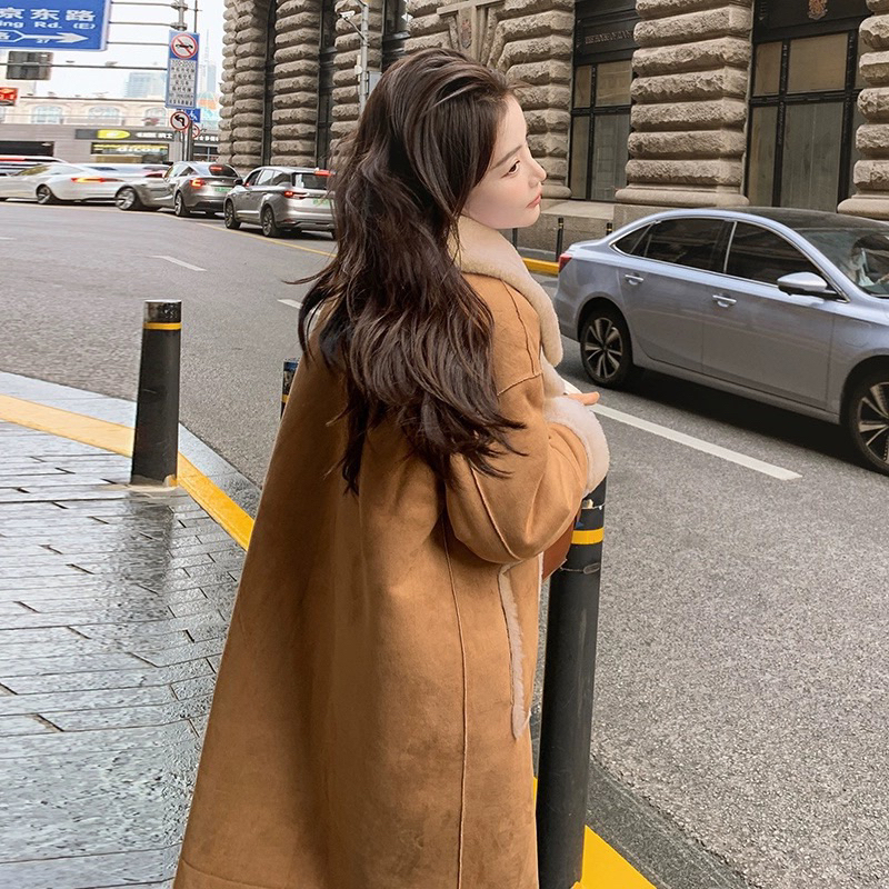 Áo khoác da lộn lót lông dáng dài màu nâu phong cách Hàn quốc