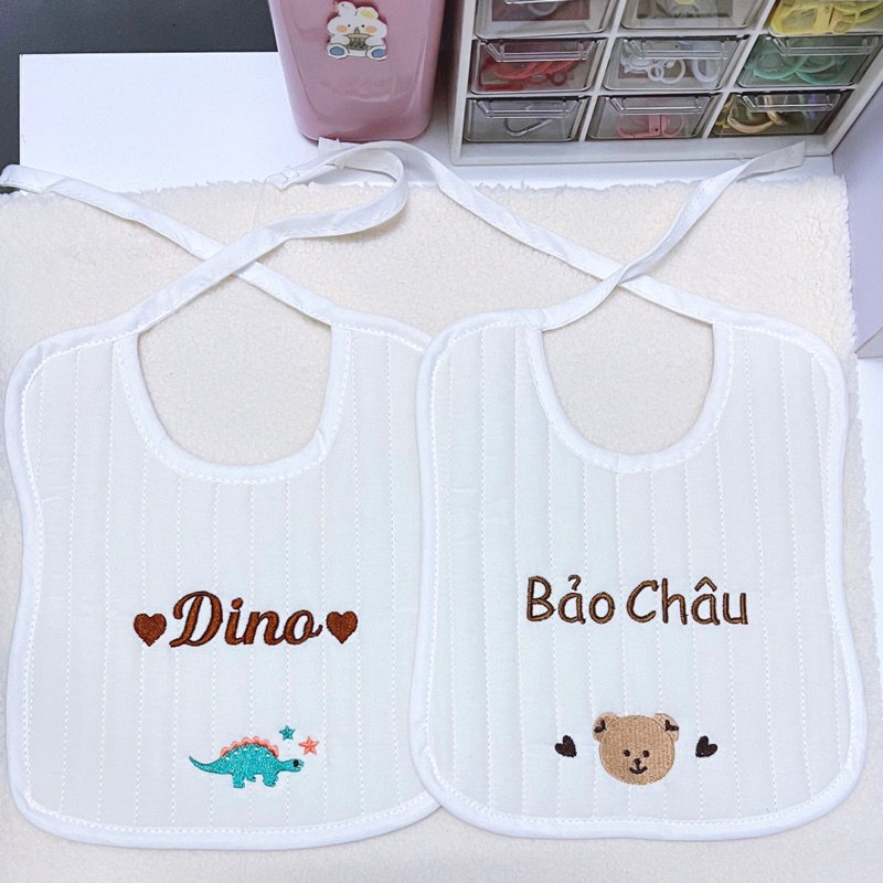 Yếm ăn dặm, yếm trần bông thêu tên cho bé hình thật shop chụp☀️