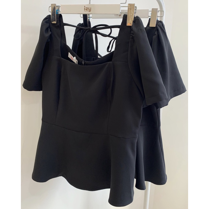 ÁO PEPLUM BIGSIZE ĐEN TAY SUÔNG ĐAN DÂY LƯNG - 23A11 - IZYBYNHI