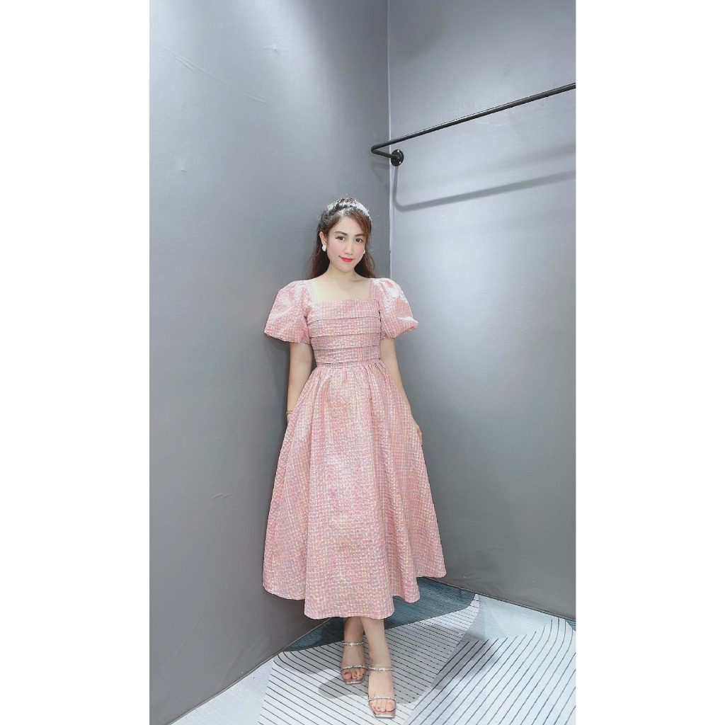 Đầm caro hồng Cổ vuông Tay bồng Dáng midi