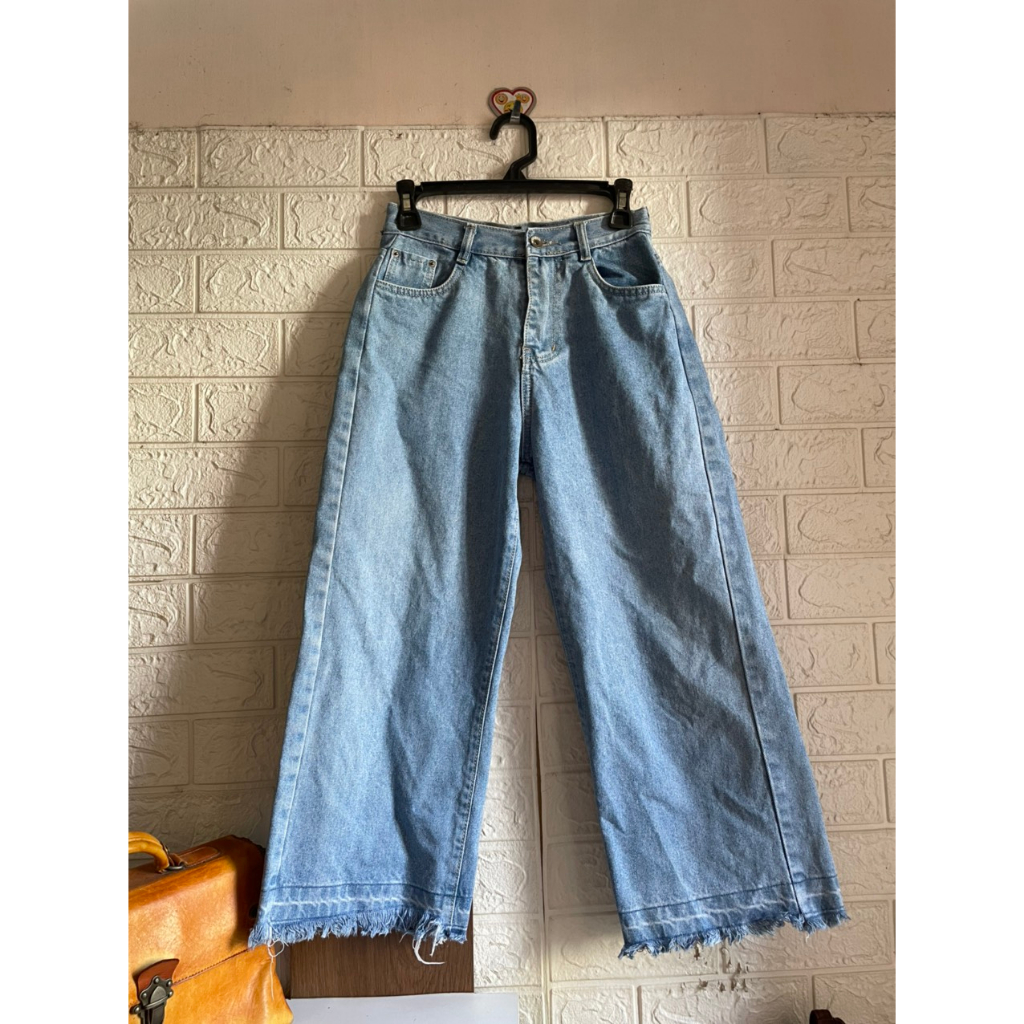 Quần jeans ống suông tua gấu