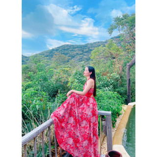 Đầm maxi hoa đỏ cổ yếm