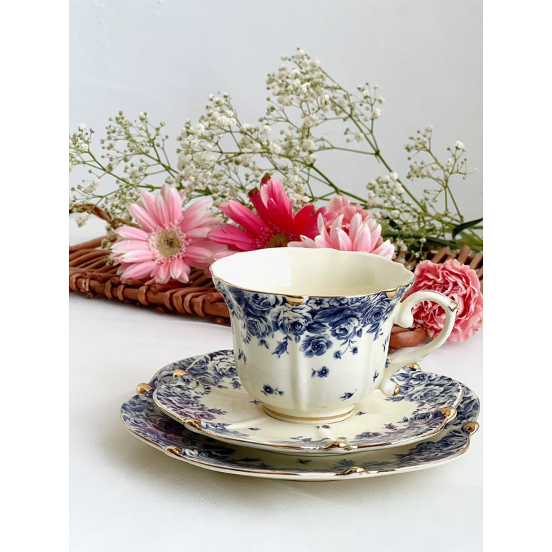 Đĩa và set tách trà gốm viền vàng kim hoa văn vintage