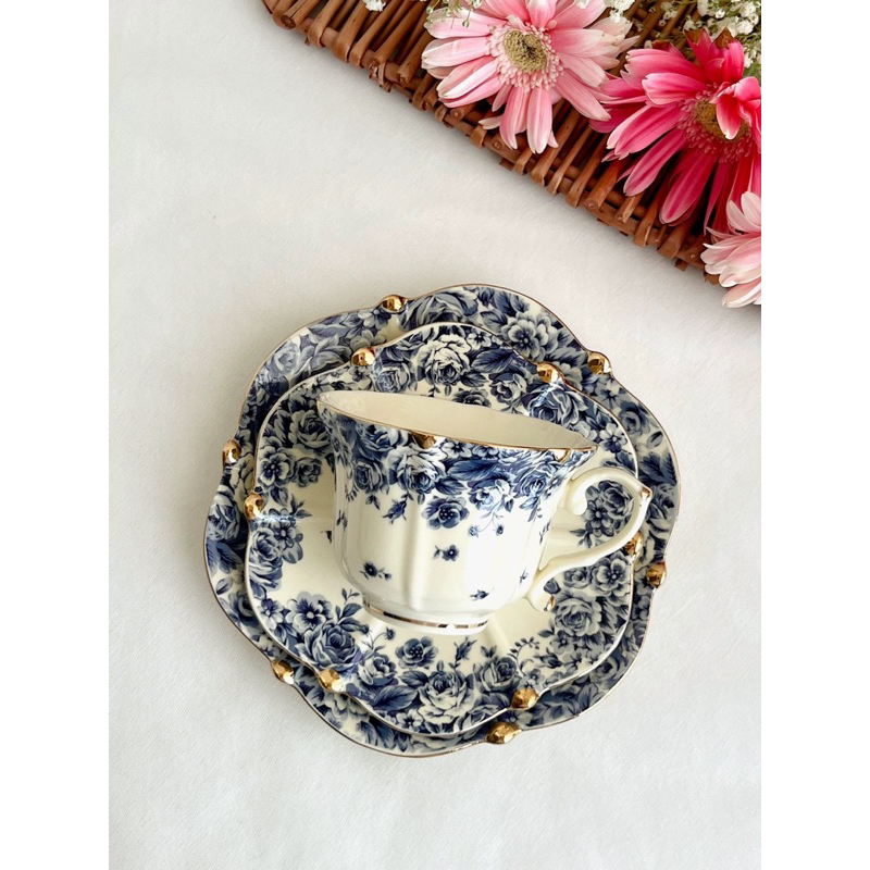 Đĩa và set tách trà gốm viền vàng kim hoa văn vintage