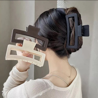 Kẹp tóc vuông thiết kế theo phong cách trẻ lên tóc cực xinh
