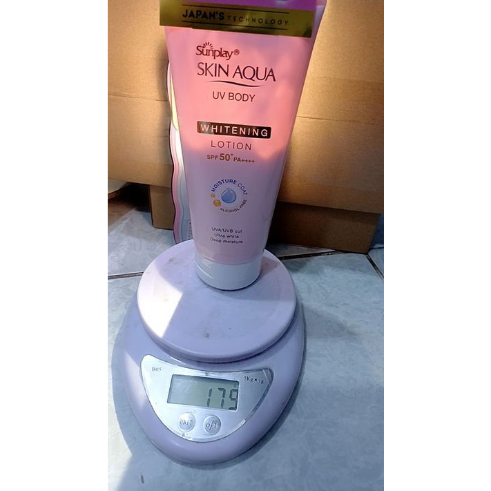 Kem chống nắng dưỡng thể trắng mịn Sunplay Skin Aqua UV Body Whitening Lotion SPF 50+ PA++++ (150g)