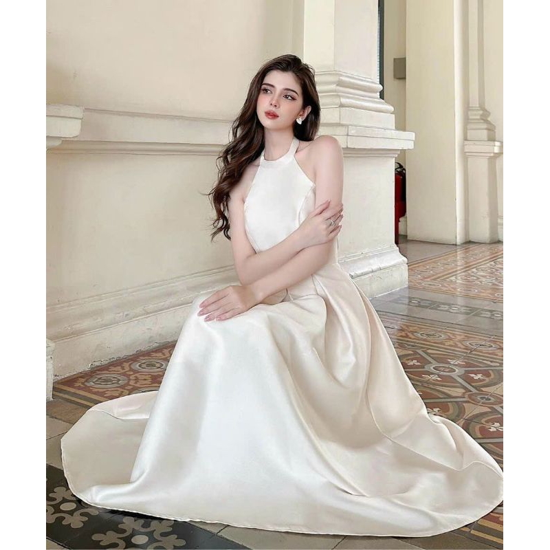Đầm trắng có mút cổ yếm chất tafta dài qua gối. size s m. 280đs