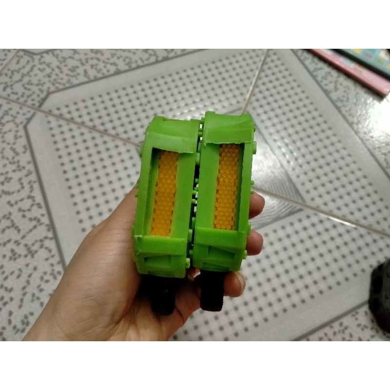 BÀN ĐẠP  XE ĐẠP TRẺ EM TỪ 12 - 16 INCHES