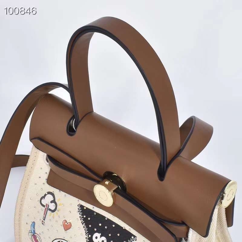 Túi dáng Herbag HM nâu phối trắng đeo chéo sang trọng tinh tế 2372K