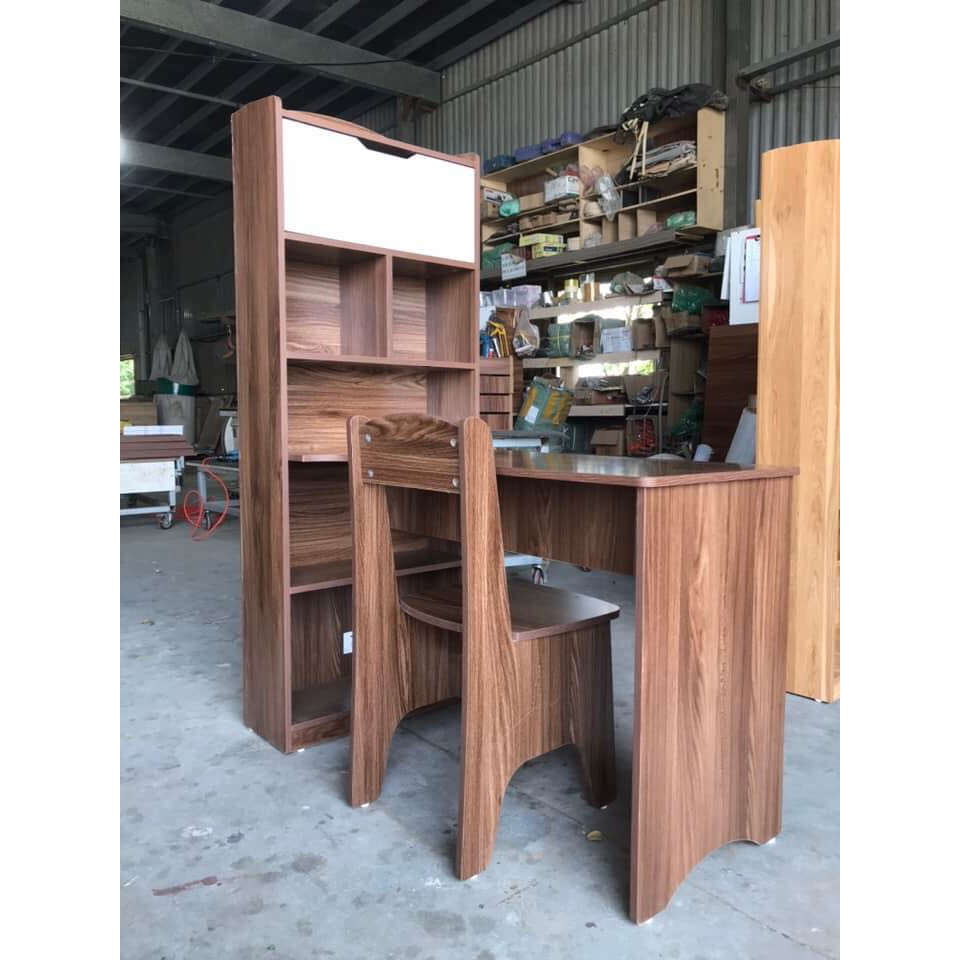 Kệ sách sản xuất mẫu mã kích thước theo yêu cầu