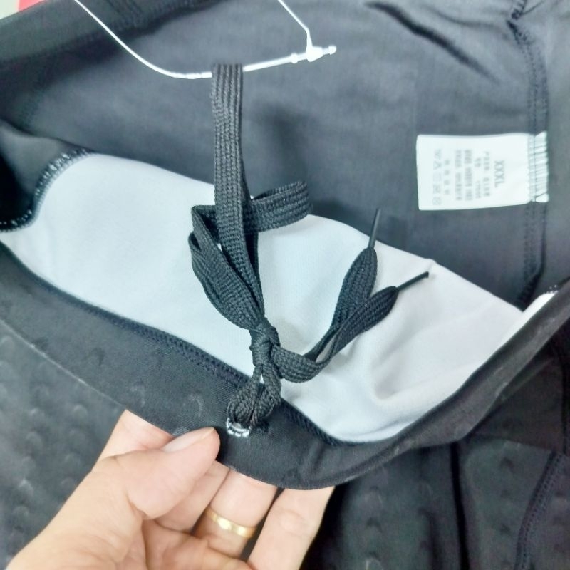 Quần bơi nam lửng màu đen ánh vảy cá Yuke YY1259 có dây rút, vải lót bên trong.