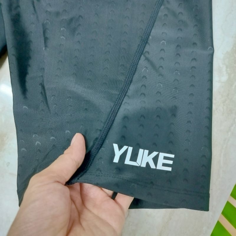 Quần bơi nam lửng màu đen ánh vảy cá Yuke YY1259 có dây rút, vải lót bên trong.