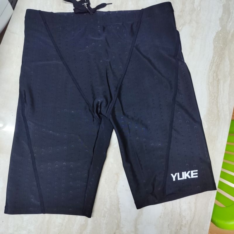 Quần bơi nam lửng màu đen ánh vảy cá Yuke YY1259 có dây rút, vải lót bên trong.