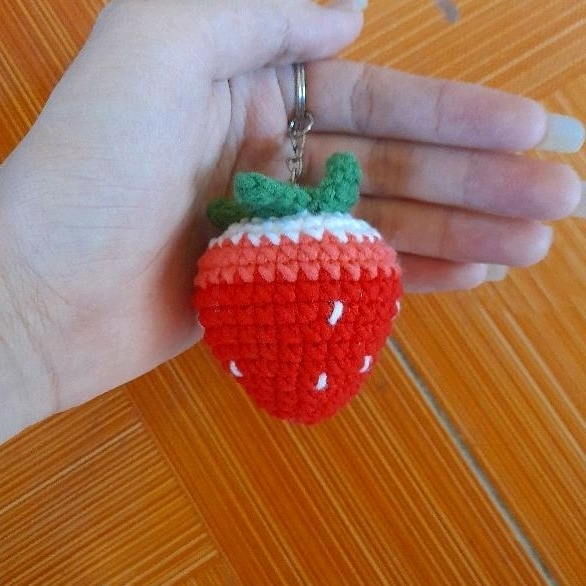 Móc khóa dâu tây bằng len handmade thủ công
