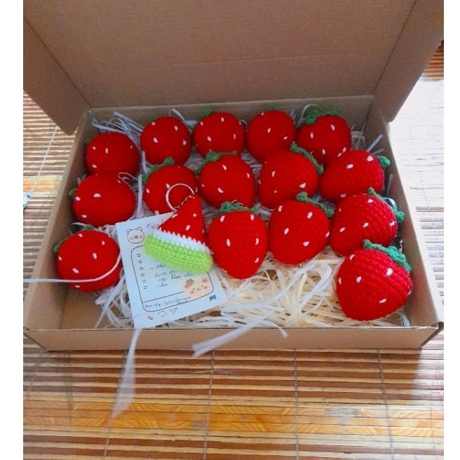 Móc khóa dâu tây bằng len handmade thủ công