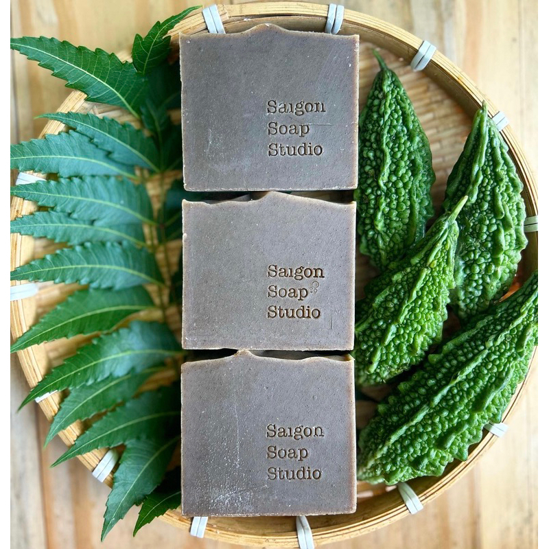 Xà phòng handmade Lá Neem với nước ép khổ qua tươi và tinh dầu bạch đàn chanh, giảm viêm giảm mụn Saigon Soap Studio
