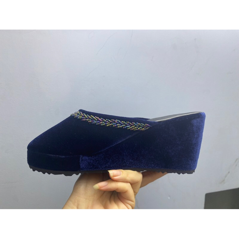 Giày nhung cho bà và mẹ trơn viền cườm Xanh đen 7cm - 7 phân