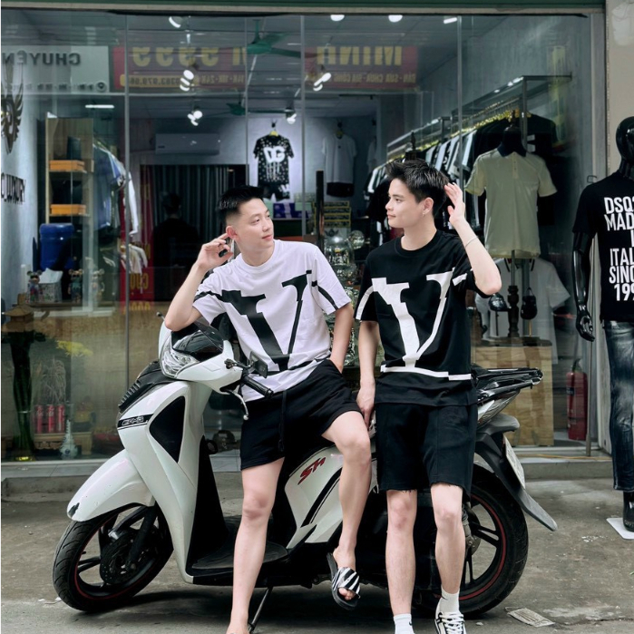 Áo Phông Nam Hoạ tiết MonoGram Va len tilo_ Áo Thun Nam Nữ L.V Hoạ Tiết VLTN đen trắng ngang thân Siêu Hot. GenZ.Store