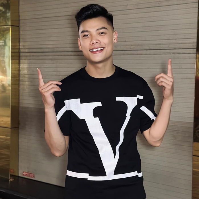 Áo Phông Nam Hoạ tiết MonoGram Va len tilo_ Áo Thun Nam Nữ L.V Hoạ Tiết VLTN đen trắng ngang thân Siêu Hot. GenZ.Store