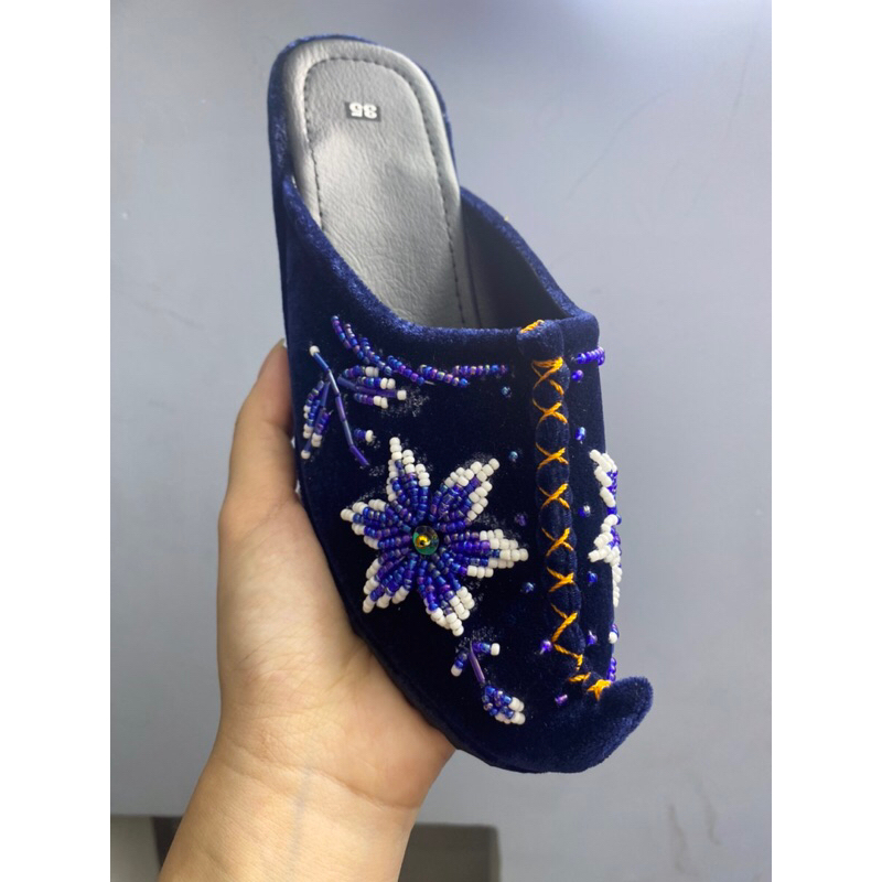 Hài nhung cho bà và mẹ thêu hoa kết cườm mũi cong 5cm - 5 phân