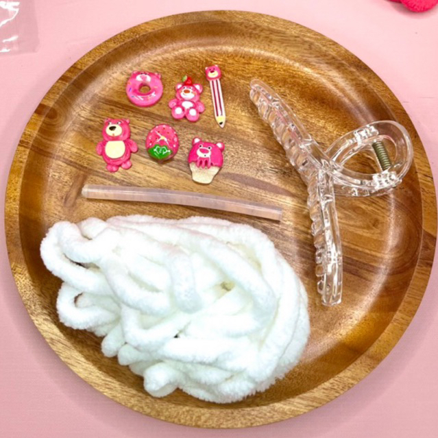 Gói Nguyên Liệu Tự Làm Kẹp Tóc Gấu Dâu Bằng Len Nhung Dễ Thương