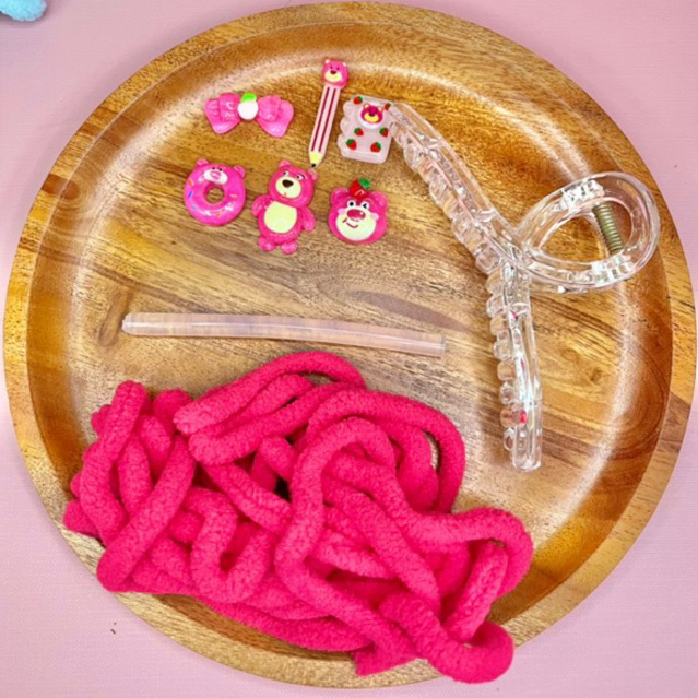 Gói Nguyên Liệu Tự Làm Kẹp Tóc Gấu Dâu Bằng Len Nhung Dễ Thương