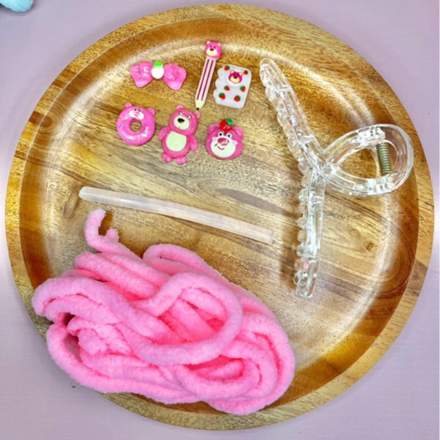 Gói Nguyên Liệu Tự Làm Kẹp Tóc Gấu Dâu Bằng Len Nhung Dễ Thương