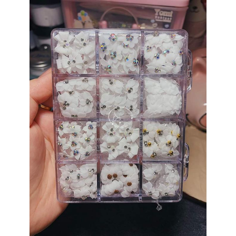 Set hoa trắng, mix màu 100 bông mix mẫu trong shop.không bao gồm khay.