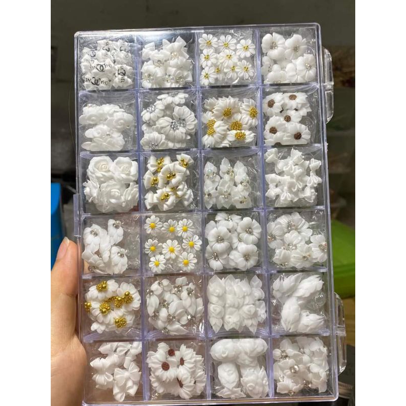 Set hoa trắng, mix màu 100 bông mix mẫu trong shop.không bao gồm khay.