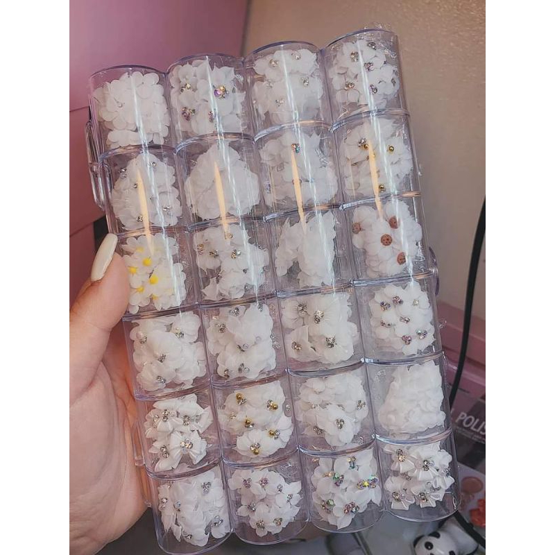 Set hoa trắng, mix màu 100 bông mix mẫu trong shop.không bao gồm khay.