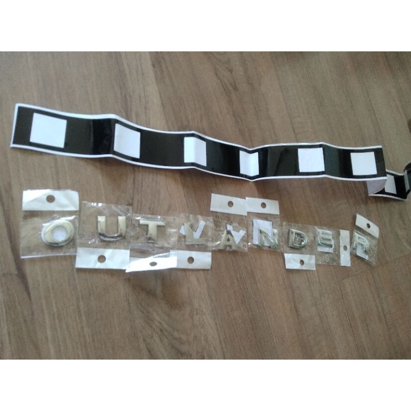 Chữ OUTLANDER 3D INOX dán trang trí nắp capo