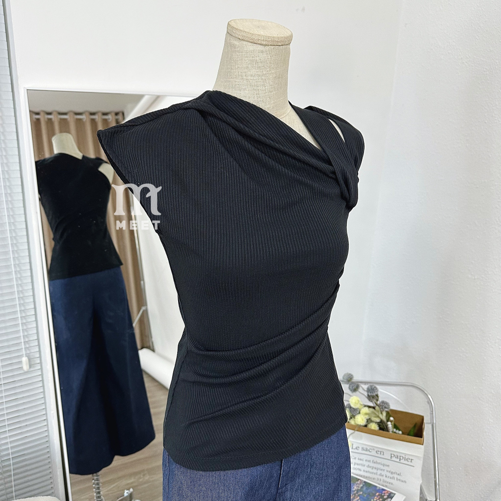 MEET - Áo Thun Đen Cổ Xéo