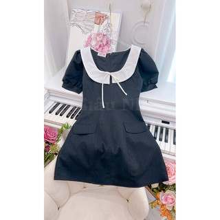 váy viền trắng cổ vuông