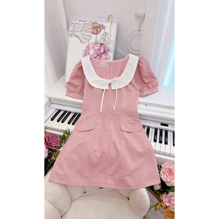 váy viền trắng cổ vuông
