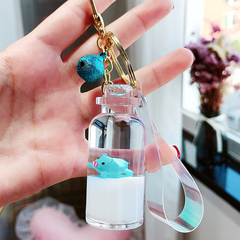 Móc khóa heo con trong bình sữa, sự kết hợp đáng yêu và ý nghĩa