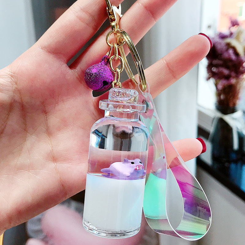 Móc khóa heo con trong bình sữa, sự kết hợp đáng yêu và ý nghĩa